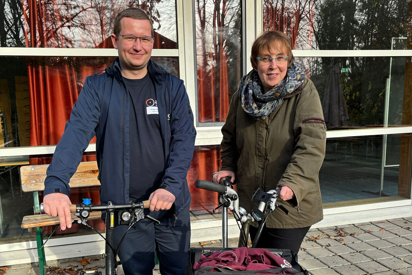 Die beiden Landesvorstizenden, Ansgar Hegerfeld und Helga Hofmann (Stellvertreterin) stehen mit ihrem Fahrrad vor dem Eingang zur Jugendherberge