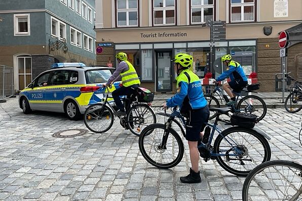 Radfahrer und Polizisten auf dem Fahrrad
