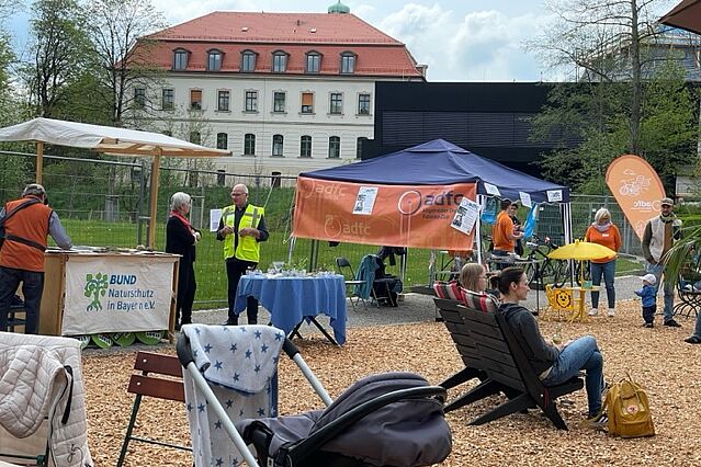 Infostände im Park.