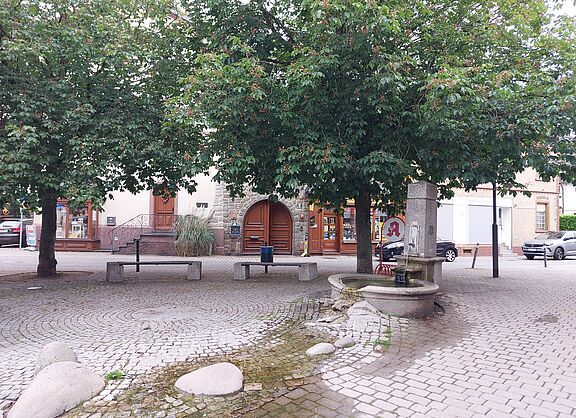 gepflasterter Platz mit Brunnen