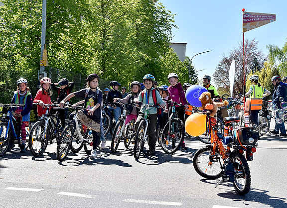 eine Gruppe Kinder auf Fahrrädern 