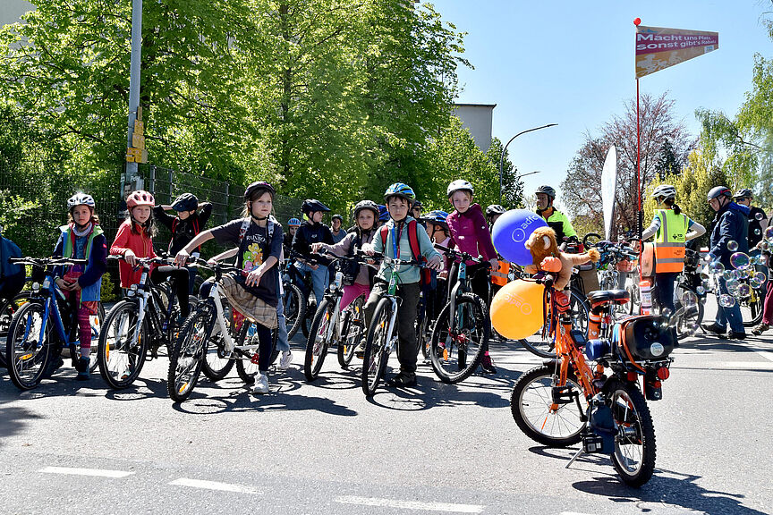 Kinder bei einer Kidical Mass eine Gruppe Kinder auf Fahrrädern