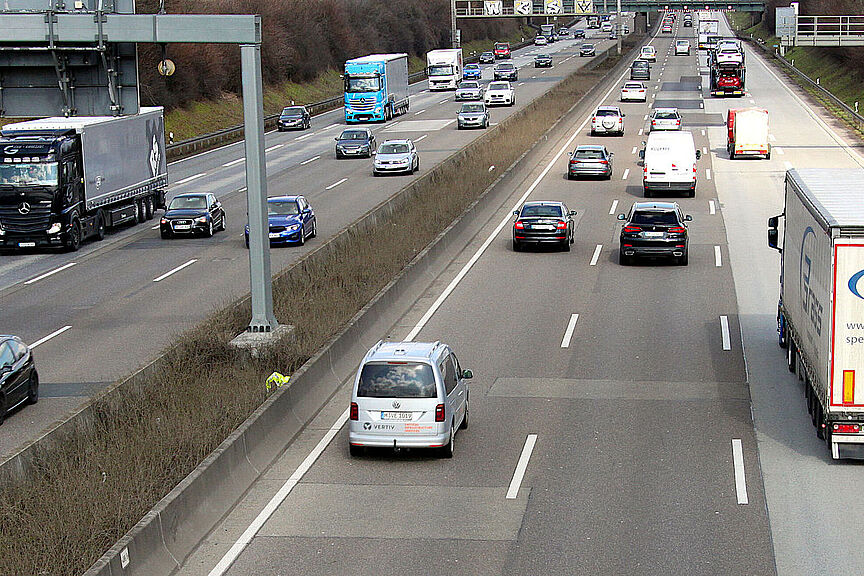 Klimaschädlicher Verkehr auf der Autobahn Verkehr auf der !5 von oben