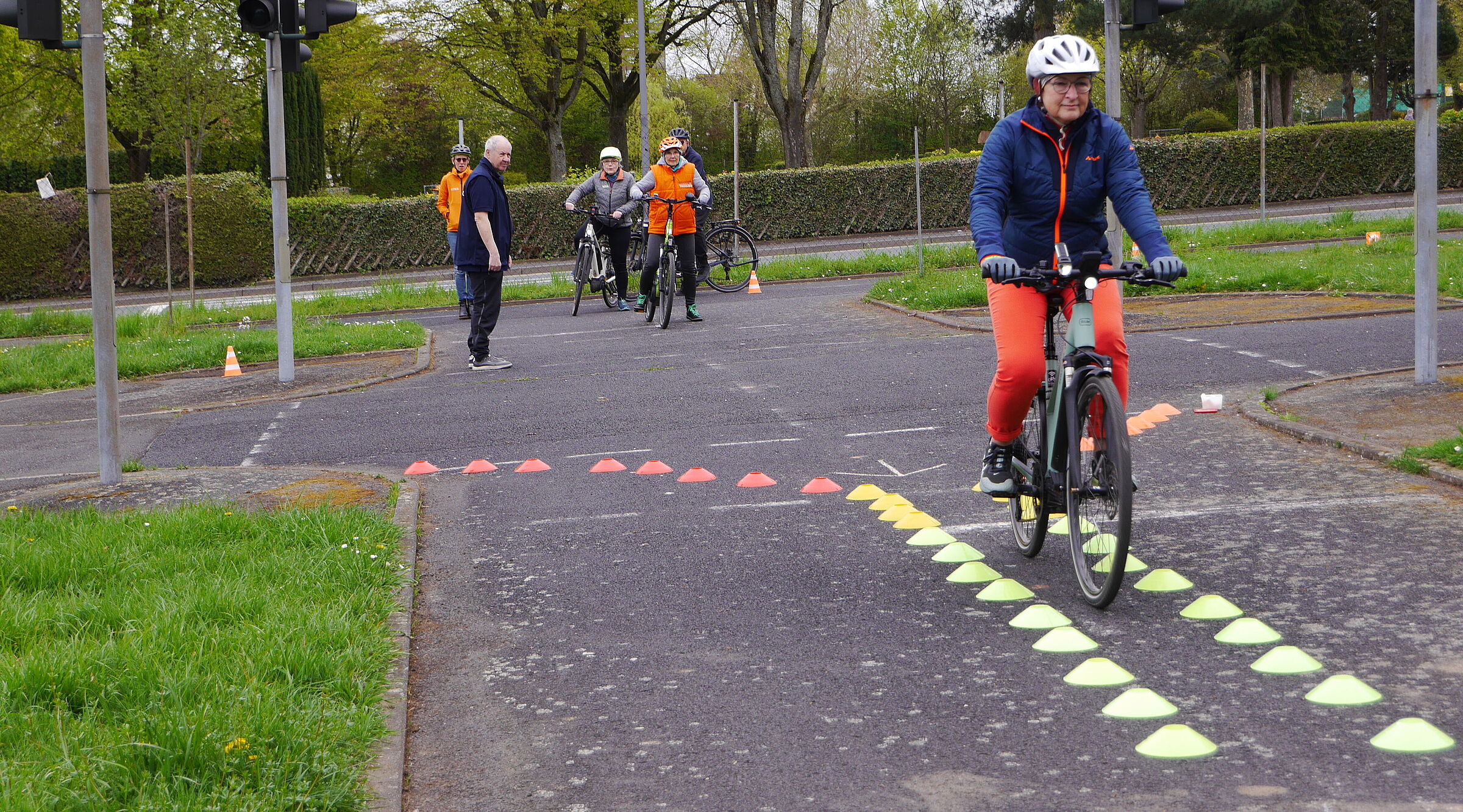 Radfahrererin in schmaler Gasse