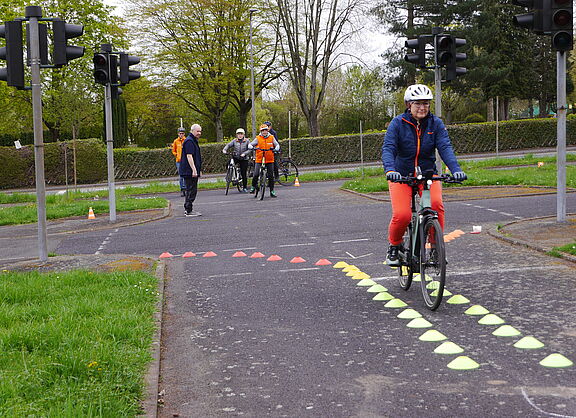 Radfahrererin in schmaler Gasse