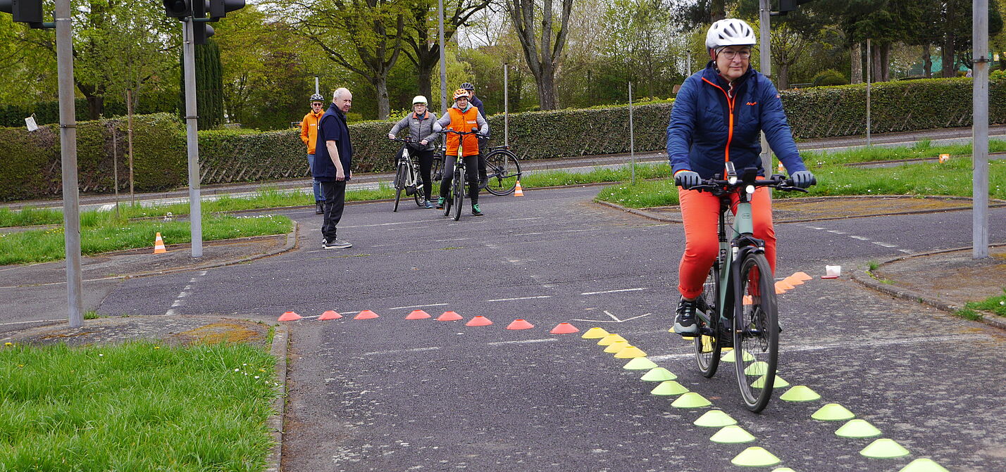 Radfahrererin in schmaler Gasse