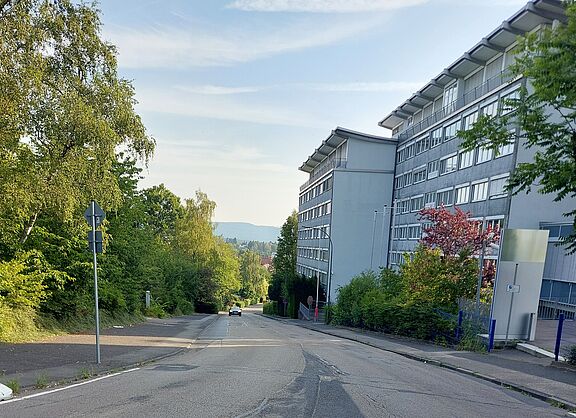 Steile Straße bergab