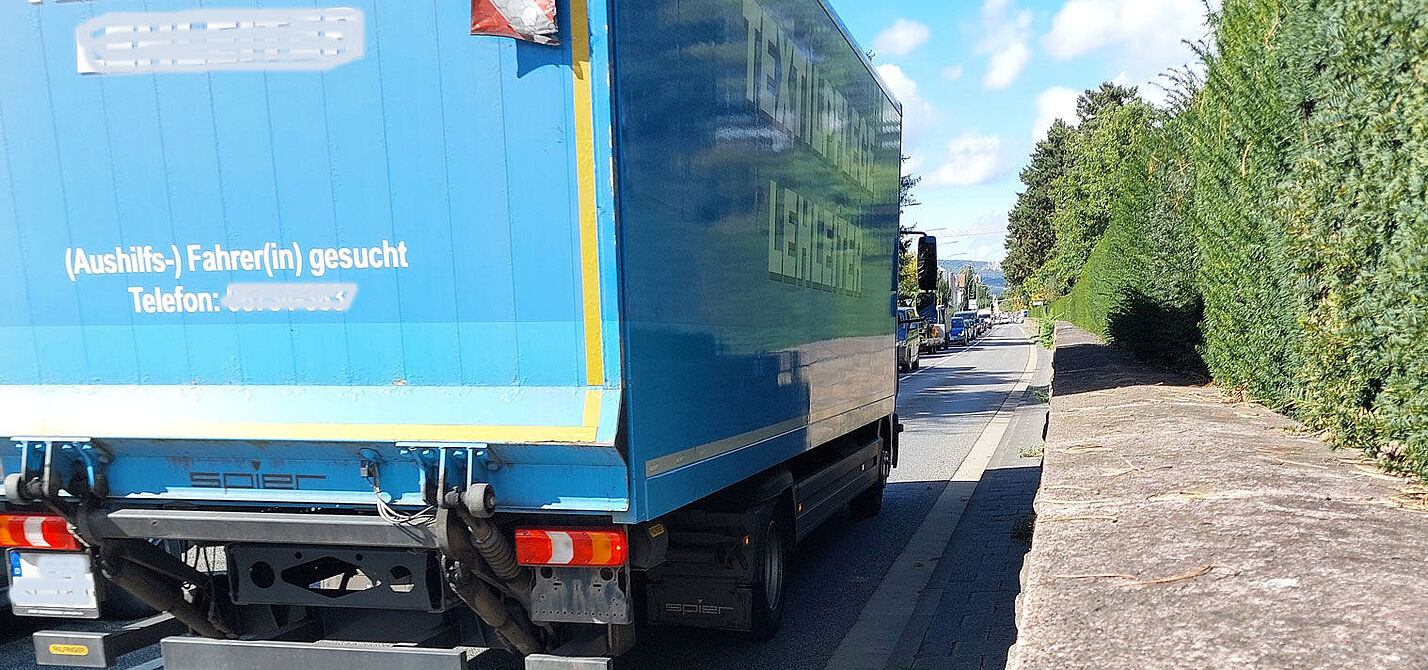 Lieferwagen braucht die volle Straßenbreite, Radfahrern bleibt kein Platz