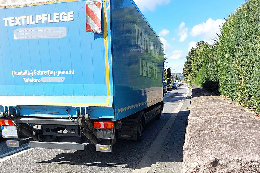 Oberursel Frankfurter Landstraße am Alten Friedhof Lieferwagen braucht die volle Straßenbreite, Radfahrern bleibt kein Platz