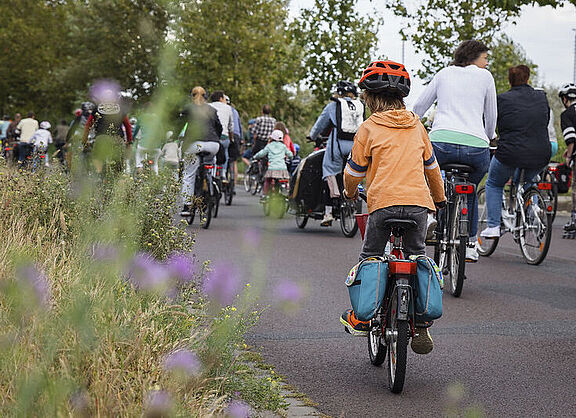 Radfahrende Kinder bei Kidical Mass