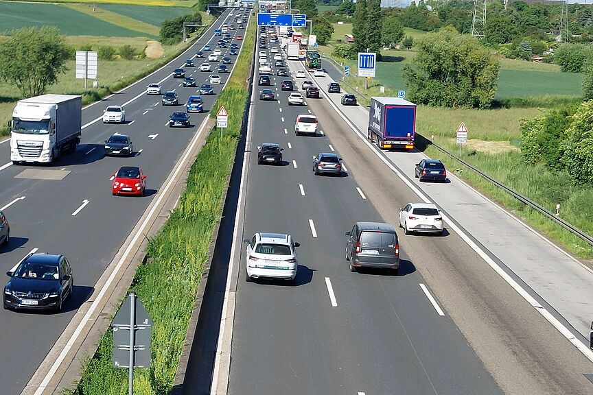A5 bei Oberursel Autoverkehr auf der A5 in beide Richtungen