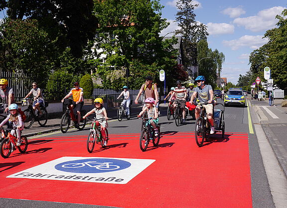 Kinder radeln über Fahrradstraße
