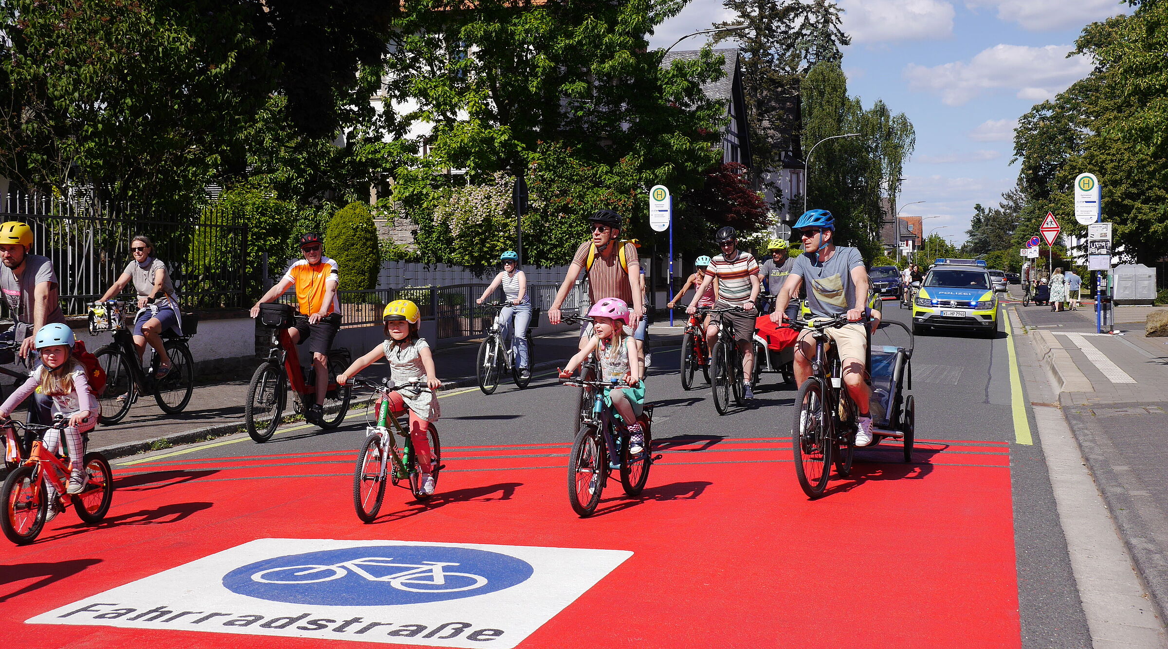 Kinder radeln über Fahrradstraße