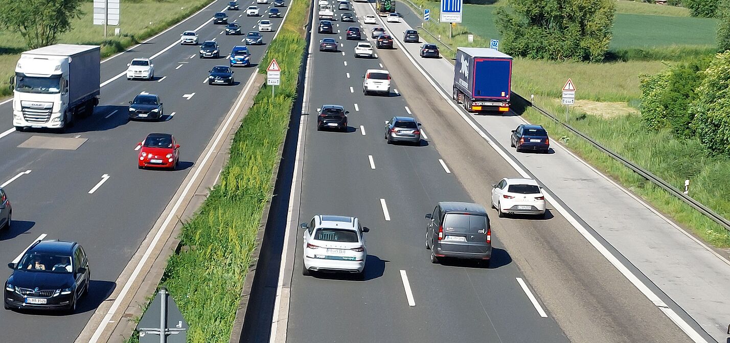 Autoverkehr auf der A5 in beide Richtungen