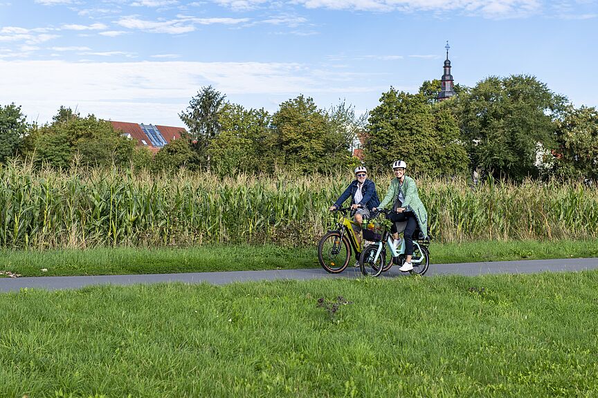 STADTRADELN 2026 2 Radfahrer vor Maisfeld