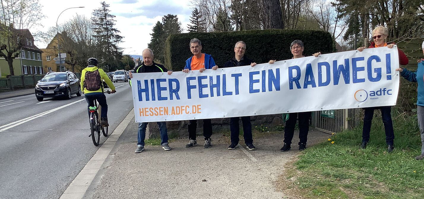 Radwege fehlen im Hochtaunuskreis Personen halten Banner Hier fehllt ein Radweg hoch