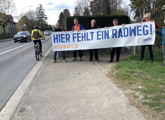 Personen halten Banner Hier fehllt ein Radweg hoch