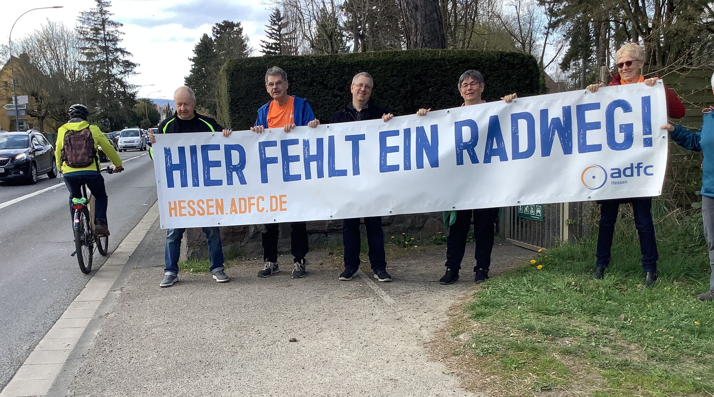 Personen halten Banner Hier fehllt ein Radweg hoch