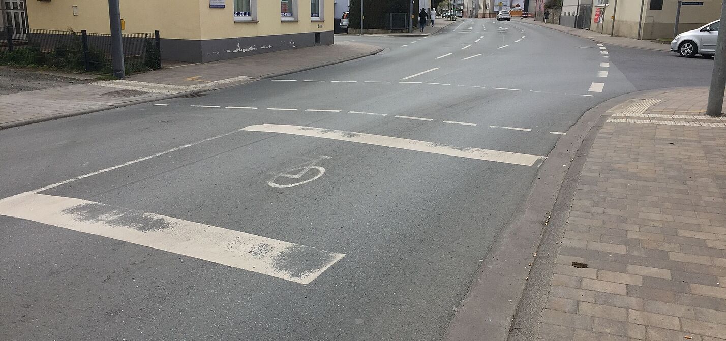 Straßenkreuzung mit Haltelinie