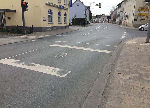 Straßenkreuzung mit Haltelinie