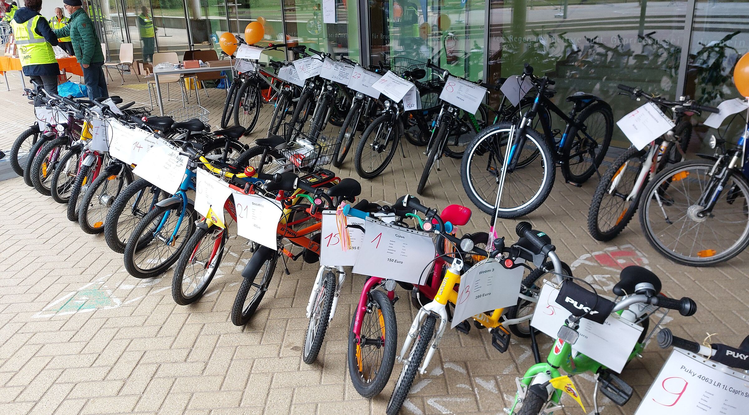 Nebeneinander stehende Kinderräder zum Verkauf