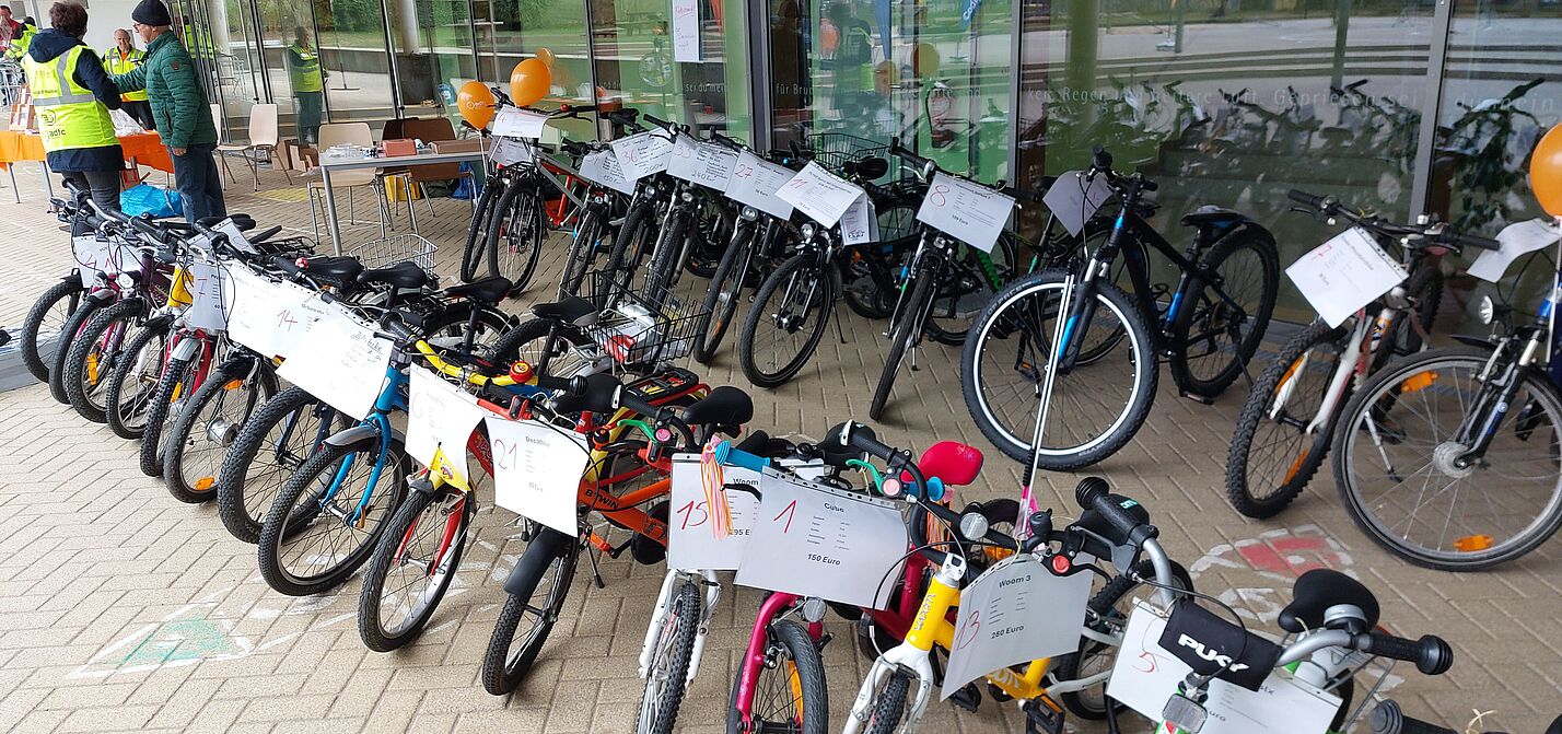 Angebot beim Flohmarkt Nebeneinander stehende Kinderräder zum Verkauf