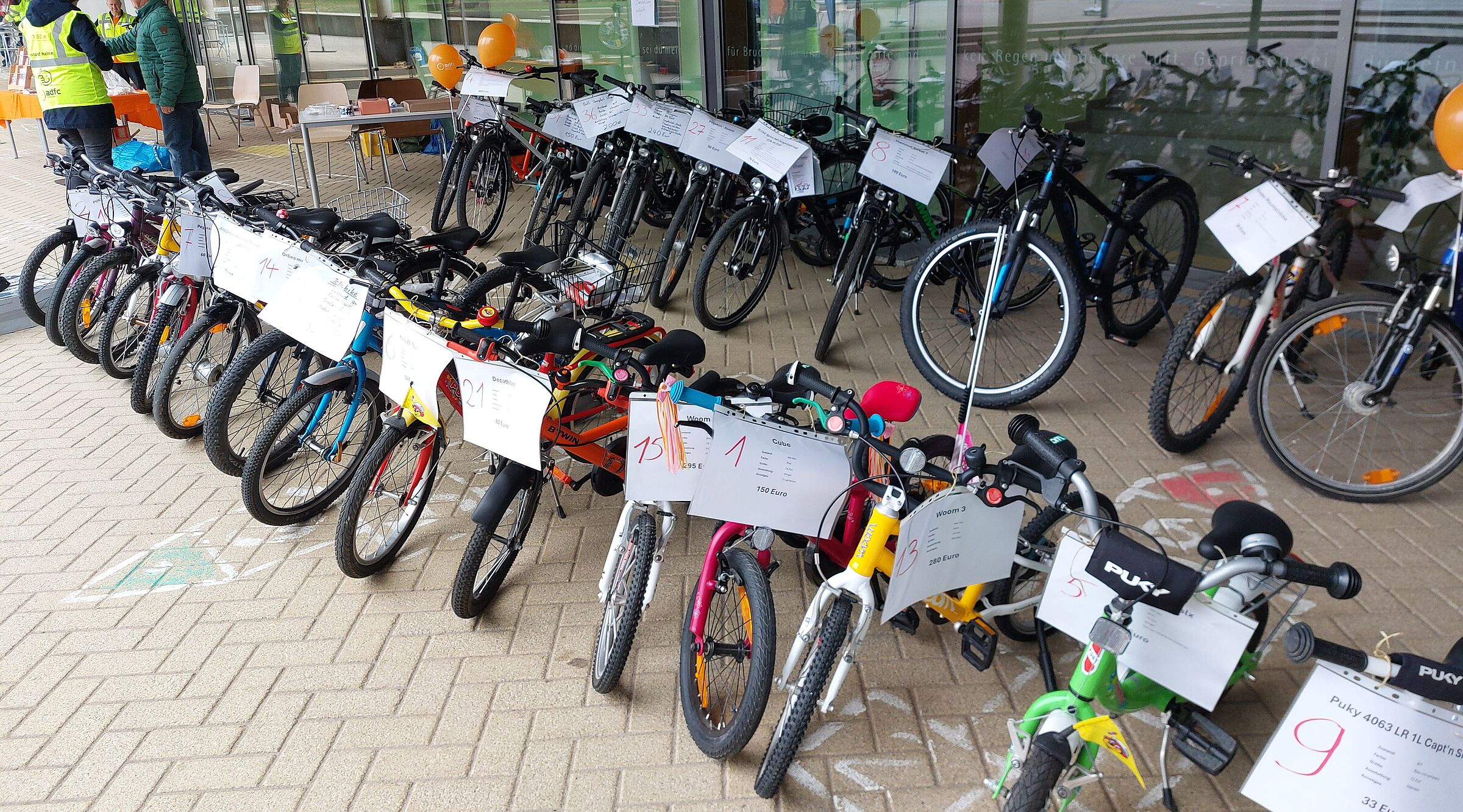 Nebeneinander stehende Kinderräder zum Verkauf