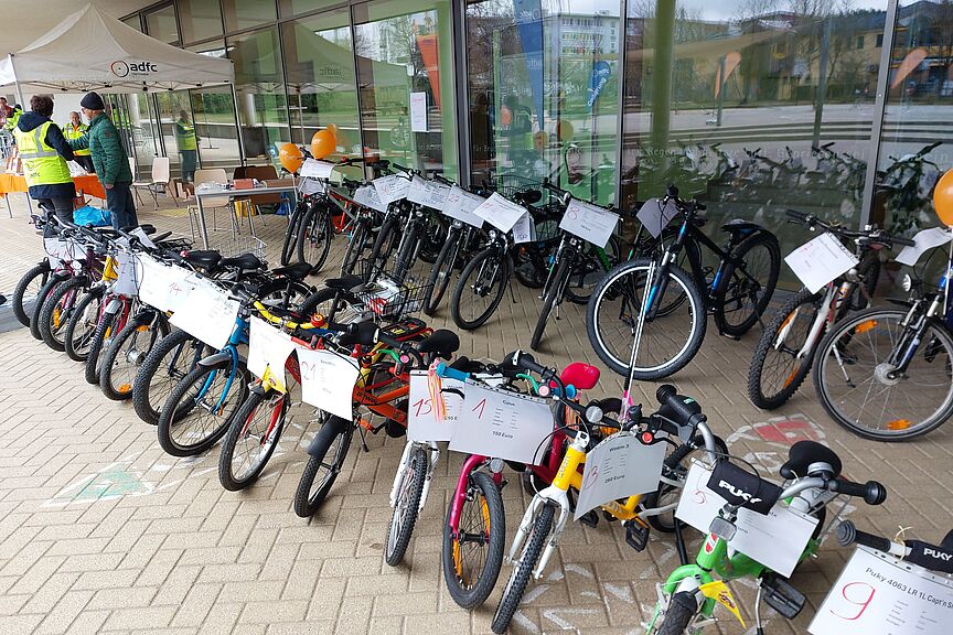 Angebot beim Flohmarkt Nebeneinander stehende Kinderräder zum Verkauf