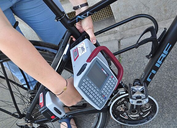 Ein Fahrrad wird codiert.