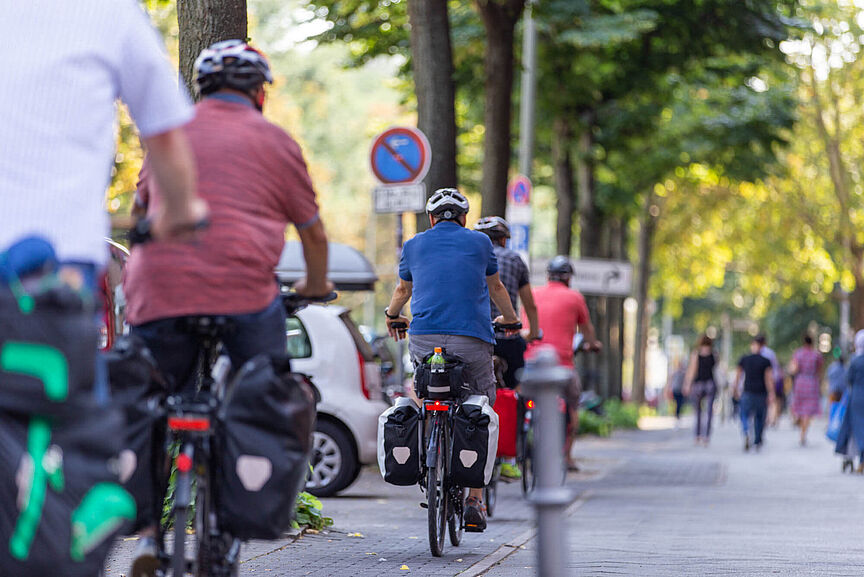 Berufsradler mit Helm in der Innenstadt Berufsradler mit Helm in der Innenstadt